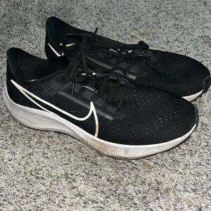 Nike Black Athletic Shoes Sleek Lightweight Design